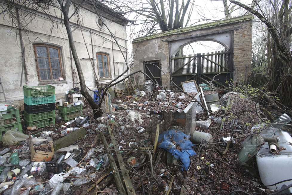 Září 2013 - Statek byl dlouho v katastrofálním stavu. Zvenku připomínal doslova smetiště s hromadou sklenic a odpadků.