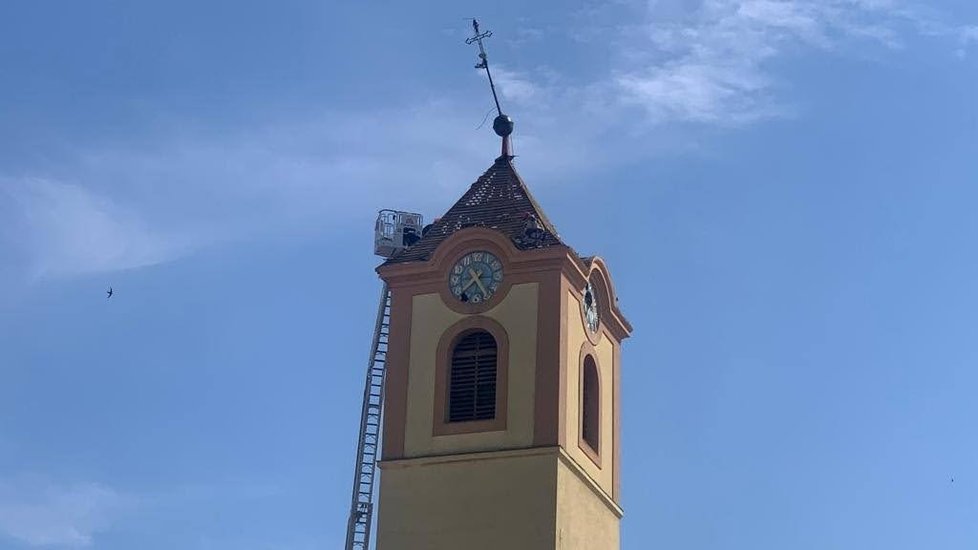 Poničenou střechu kostela sv. Jakuba v Moravské Nové Vsi museli v úterý sundat pražští hasiči. (28. června 2021)