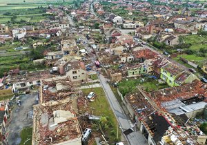 Děsivý pohled: Letecké záběry na Moravskou Novou Ves po řádění tornáda.