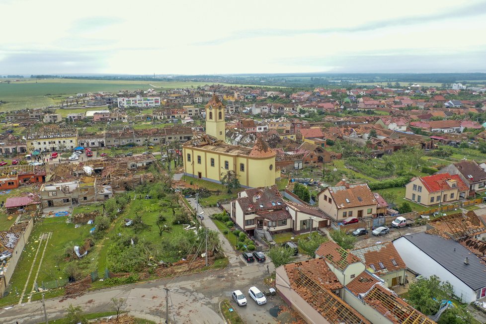 Děsivý pohled: Letecké záběry na Moravskou Novou Ves po řádění tornáda.