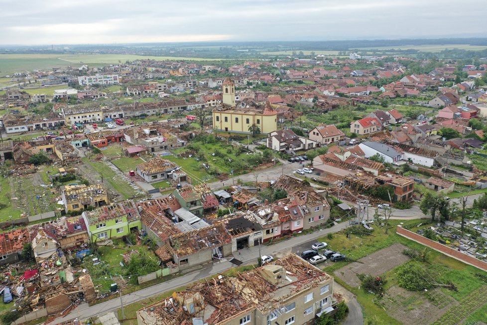 Děsivý pohled: Letecké záběry na Moravskou Novou Ves po řádění tornáda.