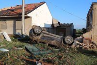 Nehoda v Moravské Nové Vsi zasažené tornádem: Vážně se zranil muž po pádu ze střechy