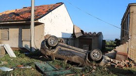 Nehoda v Moravské Nové Vsi zasažené tornádem: Vážně se zranil muž po pádu ze střechy