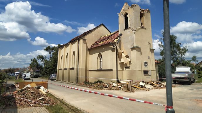 V Moravské Nové Vsi tornádo nadělalo obrovské škody, nejen na kostele. V Moravské Nové Vsi tornádo nadělalo obrovské škody, nejen na kostele.