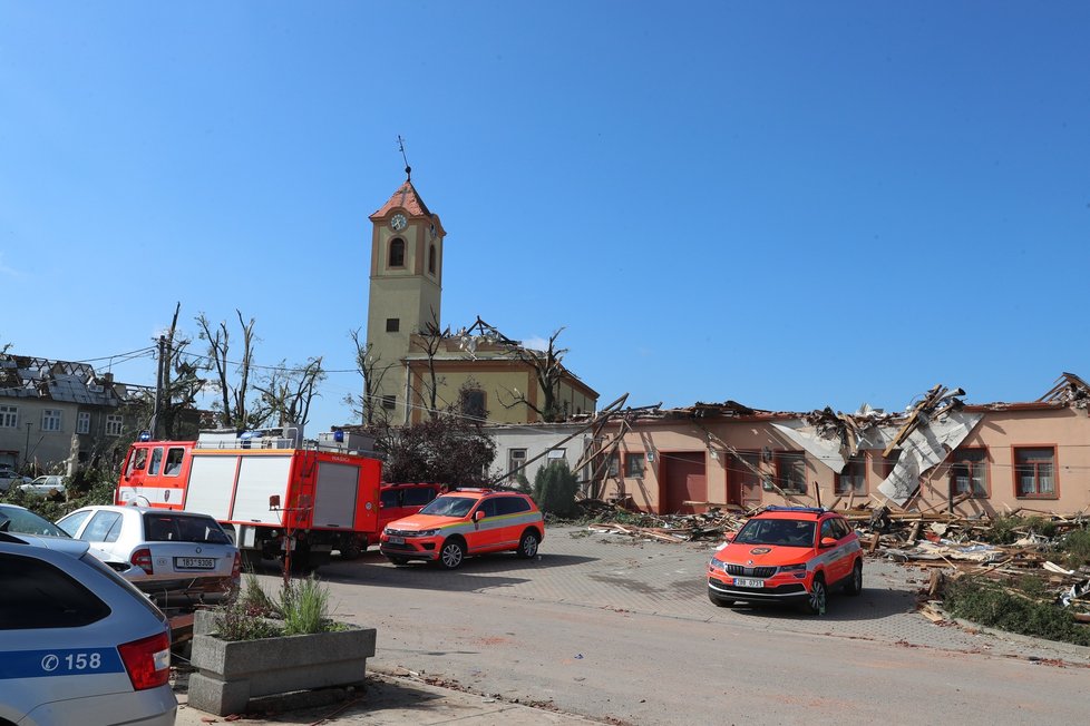 V Moravské Nové Vsi tornádo nadělalo obrovské škody, nejen na kostele.  