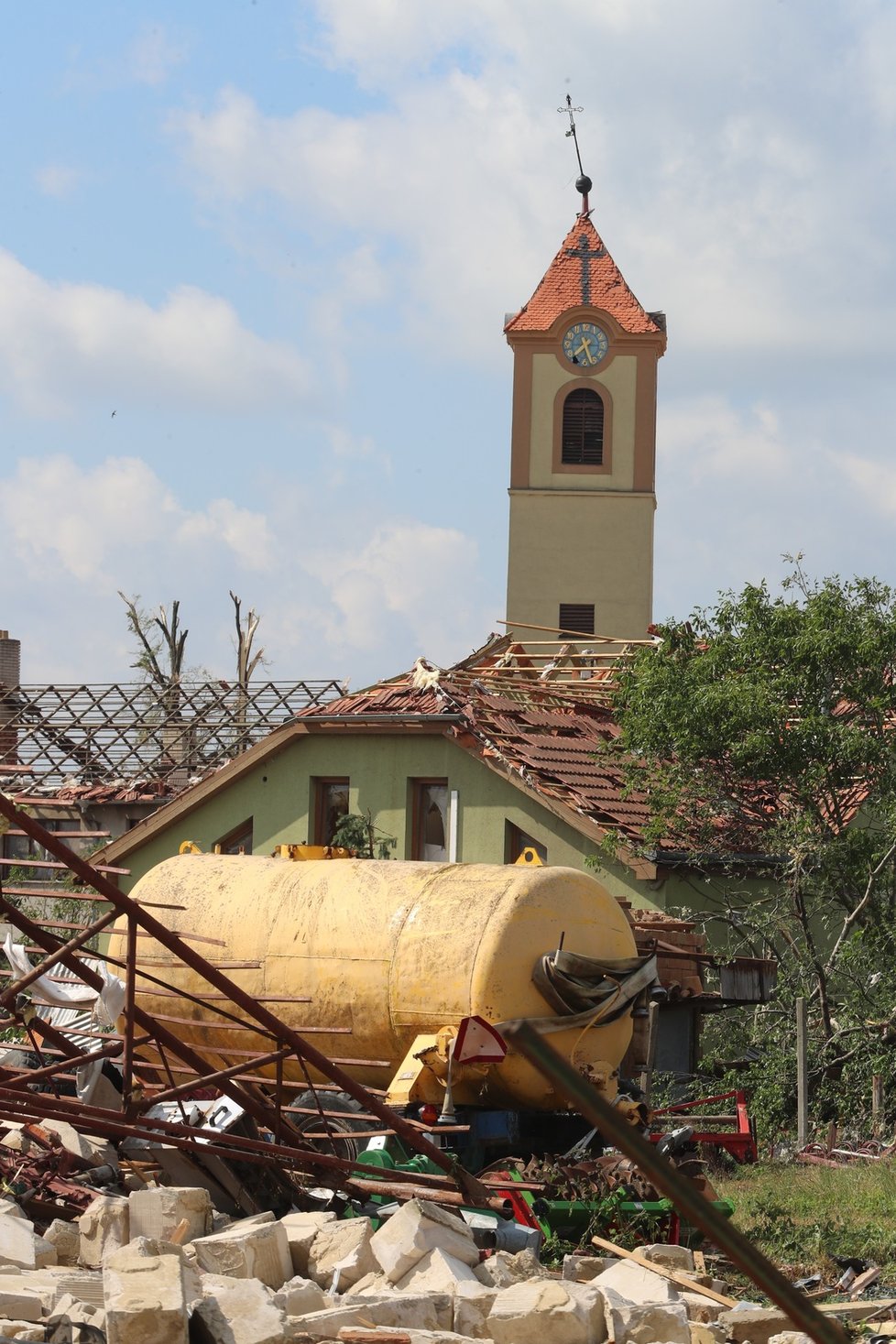 V Moravské Nové Vsi tornádo nadělalo obrovské škody, nejen na kostele.  