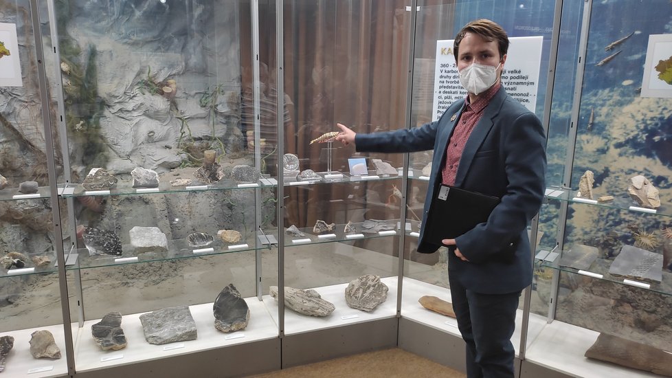 Kurátor výstavy Jakub Březina ukazuje zajímavé nálezy z období druhohor.