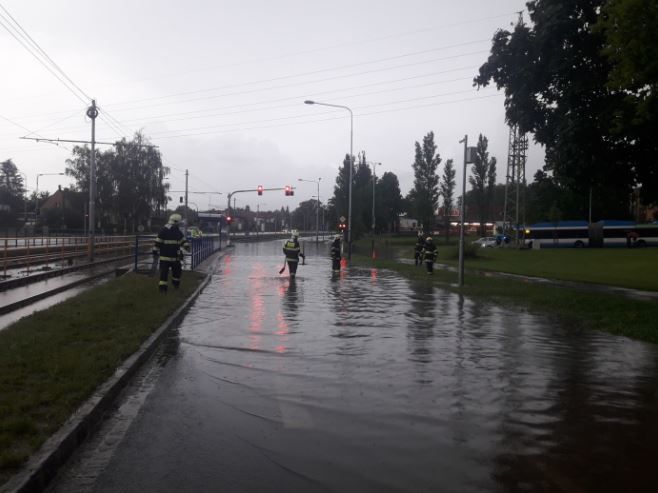 Hasiči v Moravskoslezském kraji se opět potýkají s následky silných dešťů a bouřek (19. 6. 2020).