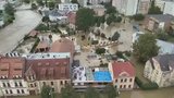 Drama v Opavě: Silný proud řeky uvěznil několik lidí, uvízli i na plotech! V akci vrtulníky
