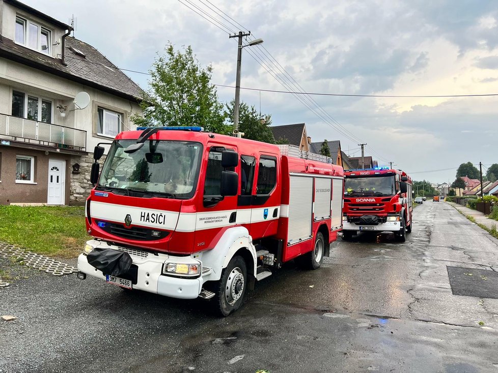 V Moravském Berouně kroupy poškodily několik střech, na místě zasahovali hasiči