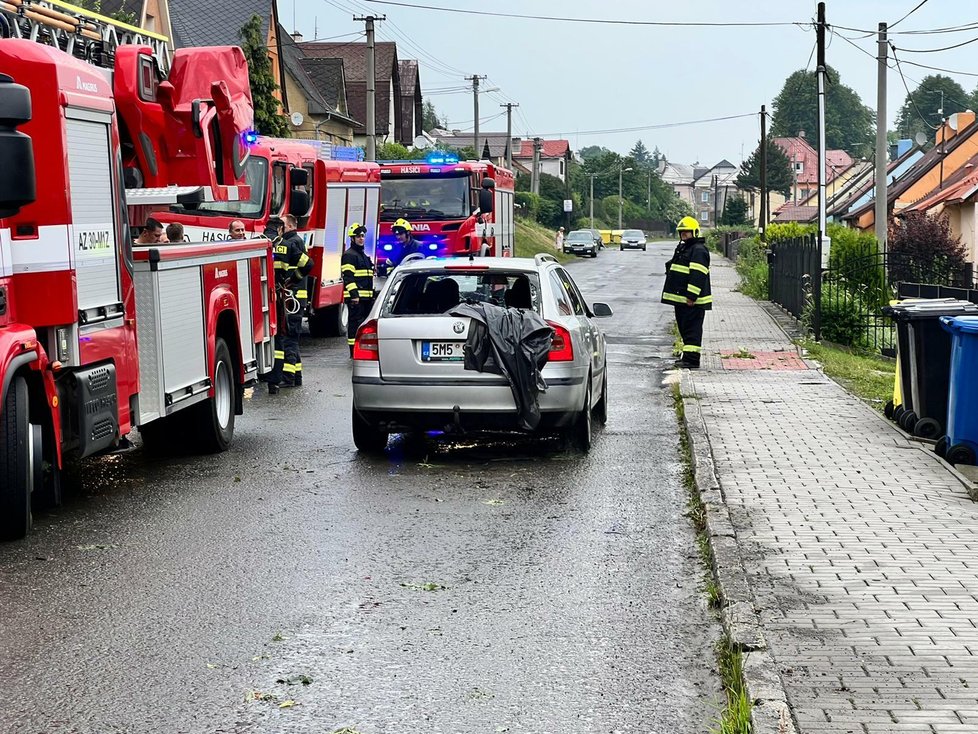 V Moravském Berouně kroupy poškodily několik střech, na místě zasahovali hasiči