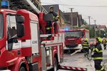 Olomoučtí hasiči pomáhají lidem z Moravského Berouna zabezpečit poškozené střechy