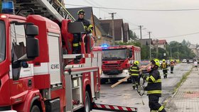 Olomoučtí hasiči pomáhají lidem z Moravského Berouna zabezpečit poškozené střechy