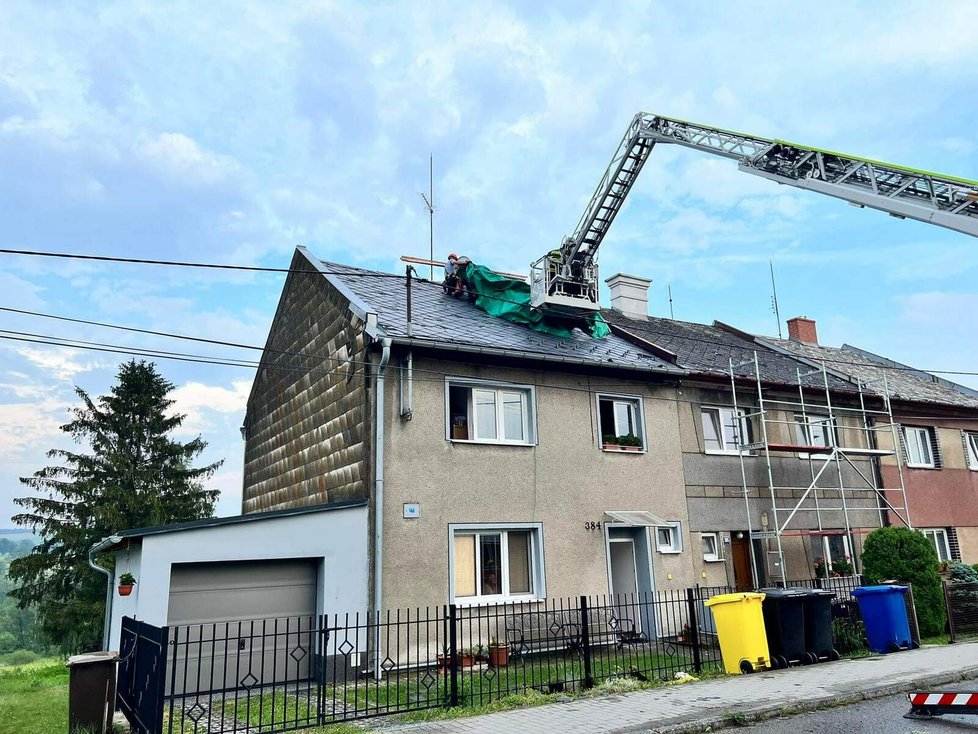 Olomoučtí hasiči pomáhají lidem z Moravského Berouna zabezpečit poškozené střechy