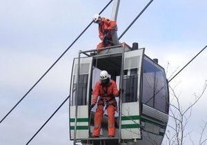 Hasiči s horolezeckým výcvikem si se záchranou figurantů z uvízlé kabinky nad srázem poradili s přehledem. Nevadilo ani deset stupňů pod nulou.