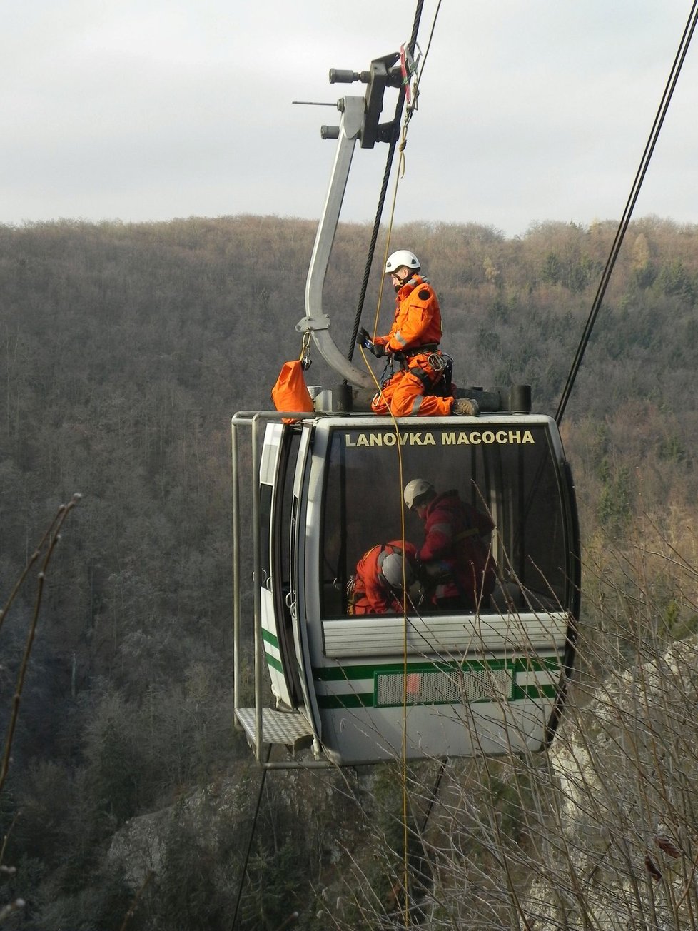 Hasiči s horolezeckým výcvikem si se záchranou figurantů z uvízlé kabinky nad srázem poradili s přehledem. Nevadilo ani deset stupňů pod nulou.