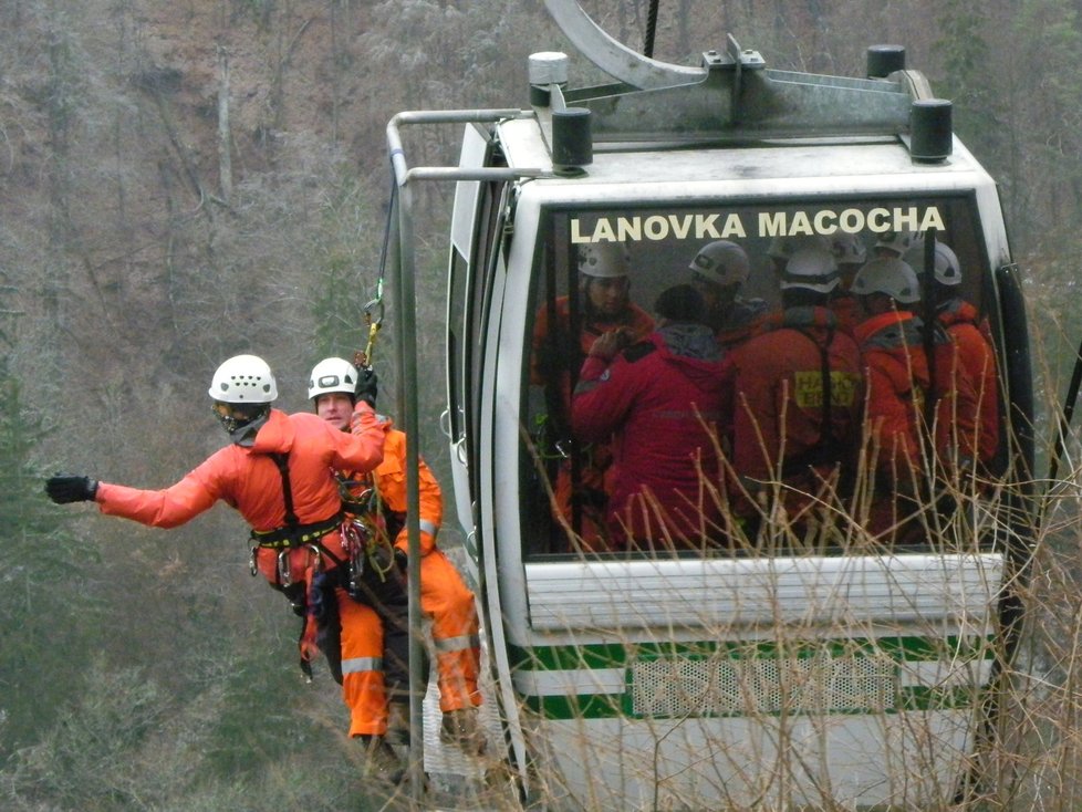 Při zásahu vrtulníku se hasiči změnili v cestující čekající na záchranu.