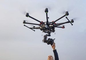 Tomáš Tichý ze společnosti UpVision s dronem, který ukradli zloději z auta v Moravském krasu