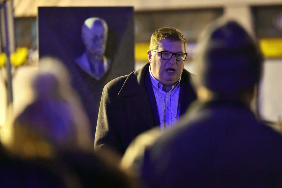 V Moravském Krumlově na Znojemsku se 16. prosince 2019 uskutečnila protestní akce za odstoupení premiéra Andreje Babiše, kterou svolal spolek Milion chvilek. Mezi účastníky byl i starosta Moravského Krumlova Tomáš Třetina.