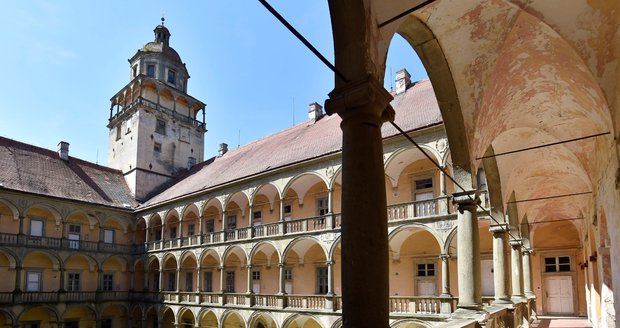 Moravský Krumlov opraví, ale ne kvůli epopeji: Zchátralý zámek „postaví na nohy“ 135 milionů