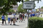 Několik tisíc lidí se v červnu vydalo na protestní pochody proti těžbě štěrku u Moravského Písku. Největší dav vyšel z Veselí nad Moravou.