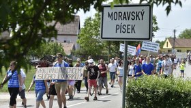 Několik tisíc lidí se v červnu vydalo na protestní pochody proti těžbě štěrku u Moravského Písku. Největší dav vyšel z Veselí nad Moravou.