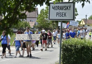 Několik tisíc lidí se v červnu vydalo na protestní pochody proti těžbě štěrku u Moravského Písku. Největší dav vyšel z Veselí nad Moravou.