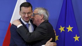 Polský premiér Morawiecki a srdečné přivítání s Jeanem-Claudem Junckerem (květen 2018)