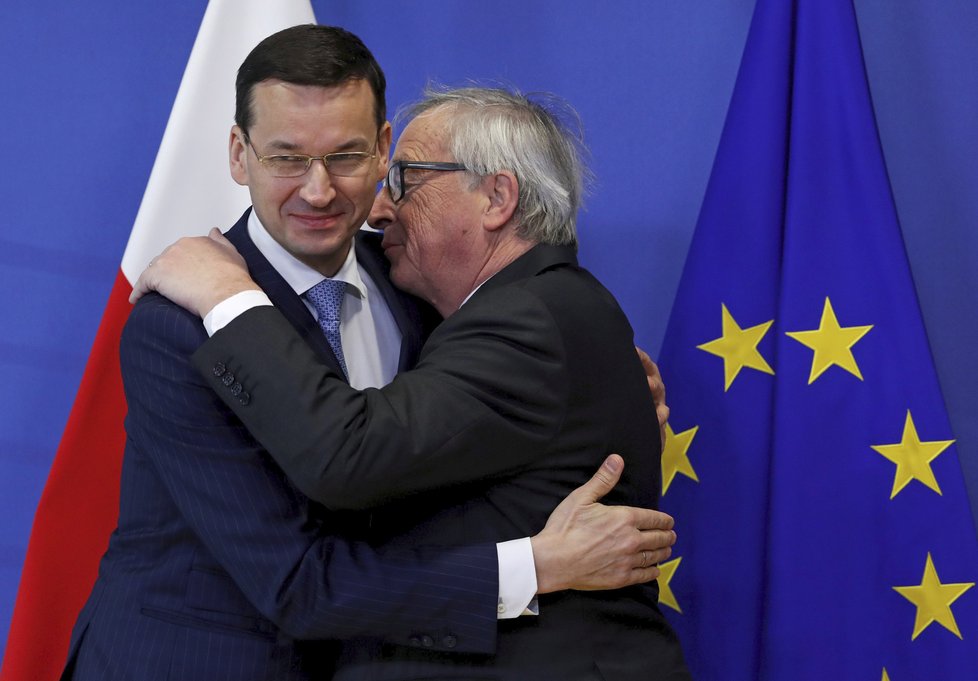 Polský premiér Morawiecki a srdečné přivítání s Jeanem-Claudem Junckerem