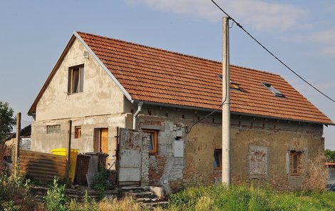 Dům, kde rodina žije a v němž zřejmě byli novorozenci zavražděni