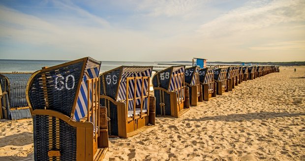 Plážové sedačky na pláži u Baltského moře v Polsku