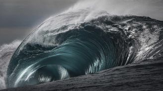 Fotograf, který fotí mořské vlny. Výsledek je dechberoucí