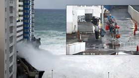 Obří vlny devastují španělské pobřeží.