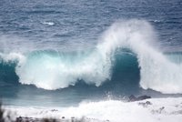 Smrt na Tenerife: Vlny smetly turisty