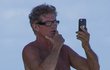 David Hasselhoff se učí zacházet s telefonem. David Hasselhoff se učí zacházet s telefonem.