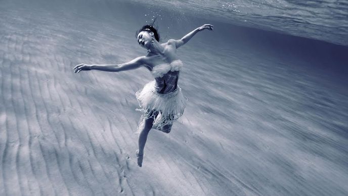 Maltský fotograf Kurt Arrigo se již léta věnuje fotografování všeho, co souvisí s mořem a přímořským světem. Prohlédněte si jeho krásné fotografie tanečnic v moři.