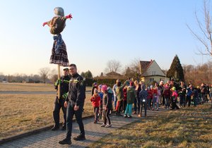 Ve Vendryni na Frýdecko-Místecku vynesli zimu ze vsi.