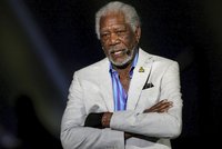 Morgan Freeman obviněn ze sexuálního obtěžování! Zvedal holkám sukně a hledal kalhotky