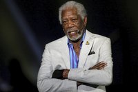 Morgan Freeman obviněn ze sexuálního obtěžování! Zvedal holkám sukně a hledal kalhotky