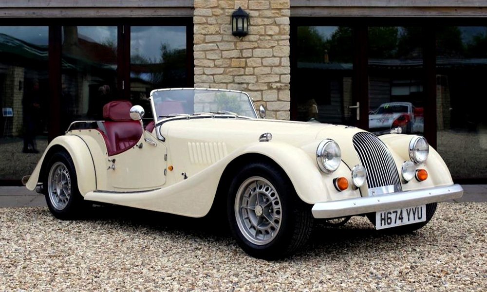 Roadster Morgan Plus 8 měl přední kapkovité blatníky prodloužené až do prahů. Kruhové světlomety byly zapuštěné do prostoru mezi předními blatníky a maskou chladiče.