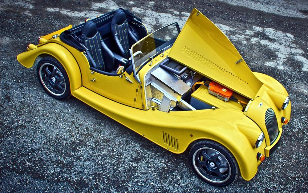Na ženevském autosalonu v roce 2012 vystavil Morgan elektrickou verzi roadsteru Plus 8, nazvanou Plus E. Pohon zajišťoval elektromotor Zytek s výkonem 94 koní.