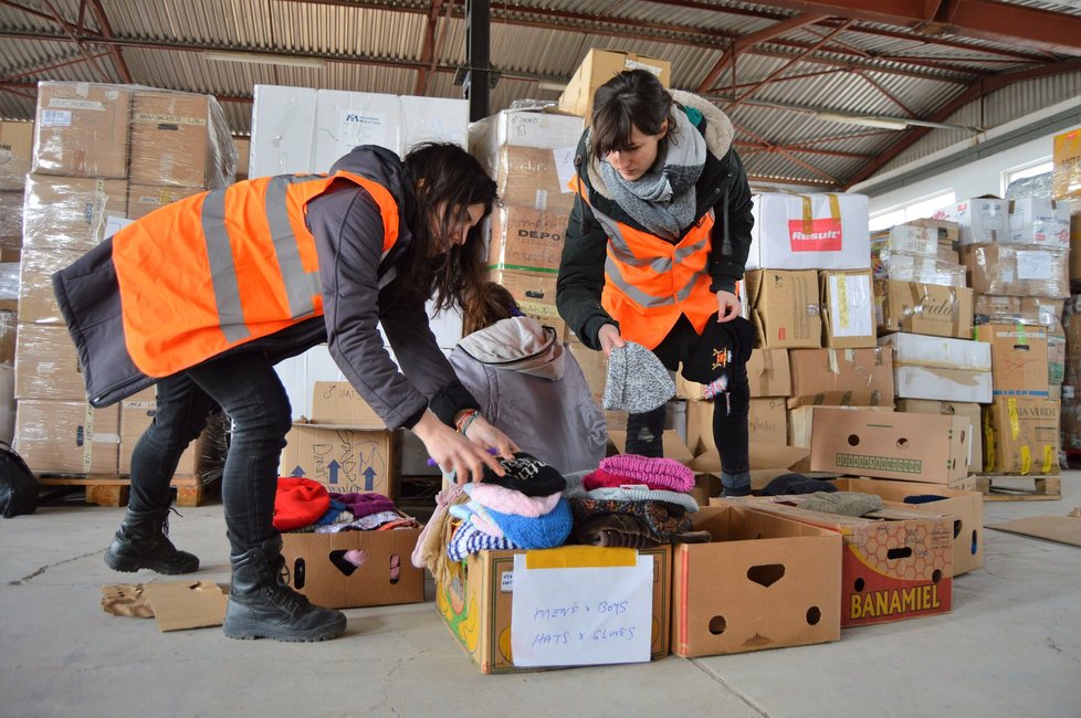 Spolupracovnice Člověka v ohrožení pomáhají v uprchlických táborech na Lesbu distribuovat teplé oblečení.