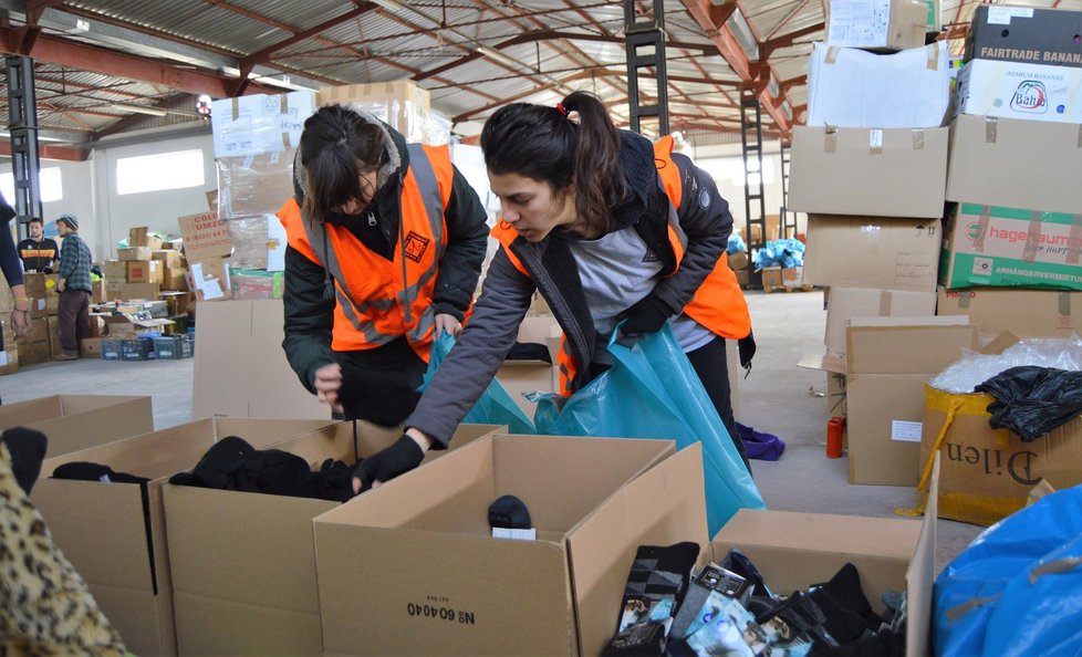 Spolupracovnice Člověka v ohrožení pomáhají v uprchlických táborech na Lesbu distribuovat teplé oblečení.