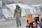Takto to na Lesbu vypadalo před měsícem. I když už sníh slezl, slovenské dobrovolnice přijely do uprchlického tábora Moria pomoct rozdávat teplé oblečení