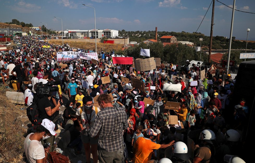 Uprchlíci ze zničeného tábora Moria na řeckém ostrově Lesbos demonstrovali za svobodu (12. 9. 2020).