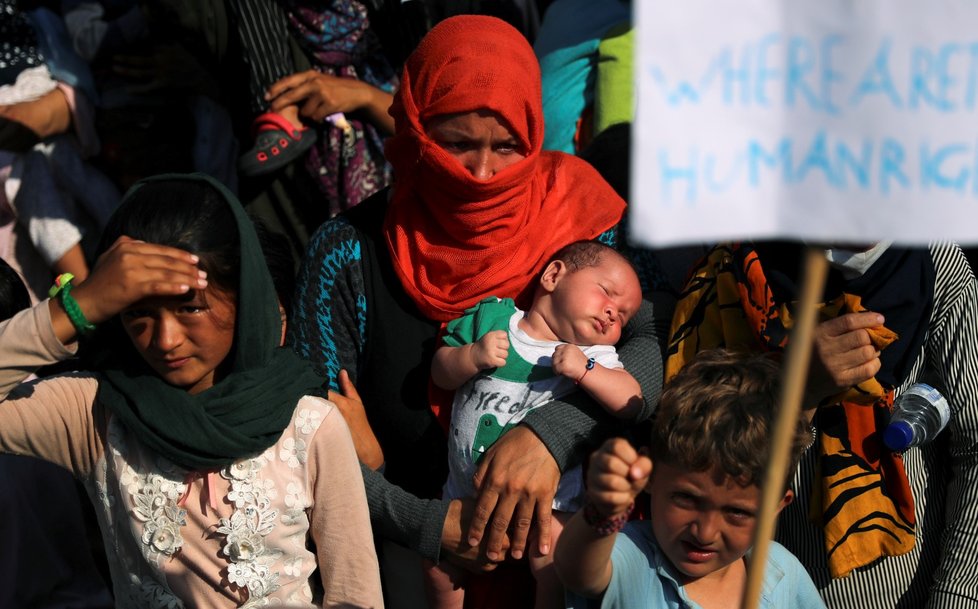 Uprchlíci ze zničeného tábora Moria na řeckém ostrově Lesbos demonstrovali za svobodu (12. 9. 2020).