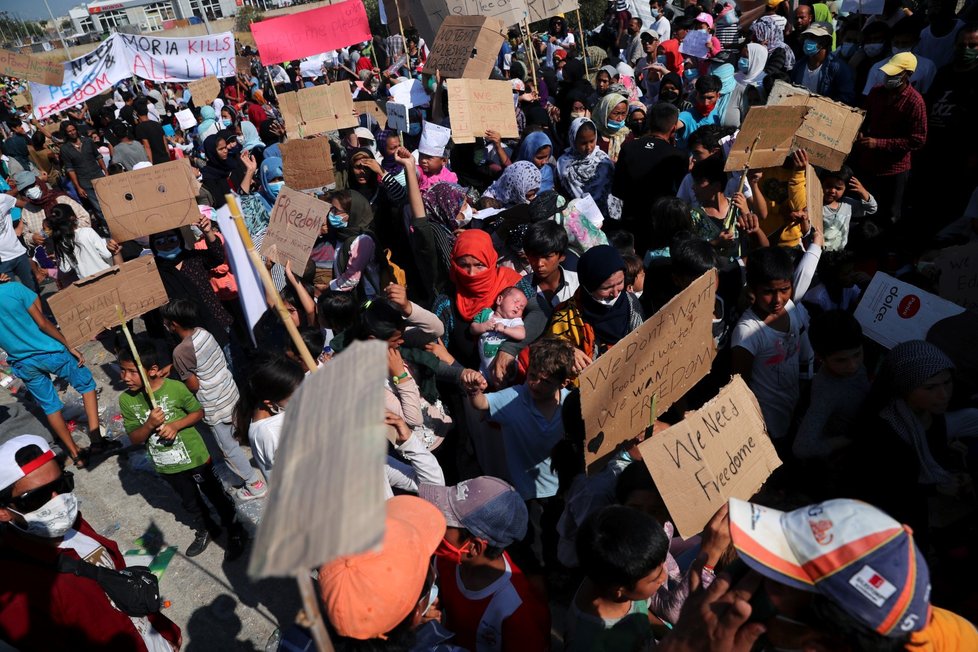 Uprchlíci ze zničeného tábora Moria na řeckém ostrově Lesbos demonstrovali za svobodu (12. 9. 2020).