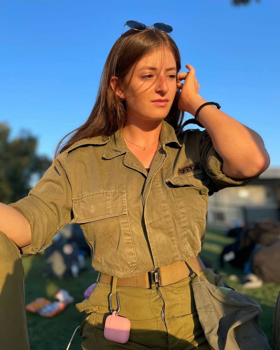 Moriah Mencerová letěla z Británie do Izraele, aby se připojila k izraelské armádě.
