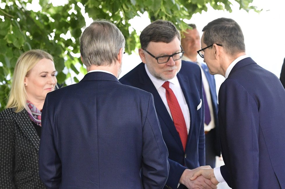 Český premiér Petr Fiala (ODS) vítá v ČR polského premiéra Mateusze Morawieckiho společně s ministryní obrany Janou Černochovou (ODS) a ministrem financí Zbyňkem Stanjurou (ODS) (3. 6. 2022)