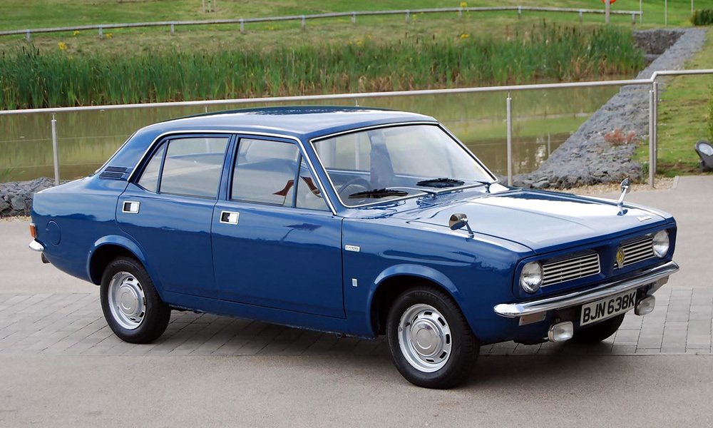 Čtyřdveřový sedan Morris Marina se stupňovitou zádí navrhl designer Roy Haynes.